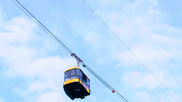 Bungyjump Från Linbanan Hoppa Klippa Med Ett Rep Sommar Bungyjump — Stockfoto