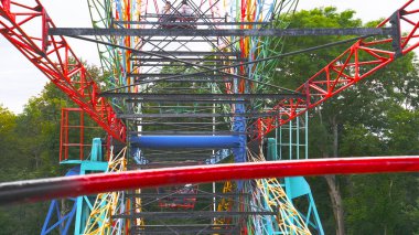 Eğlence parkında görüş çarkı Üst görünüm yakın.