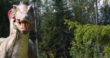 Dinozorların yeniden inşası parkın Eğitim Yolu'nda orijinal ve doğal boyuta yakındır..