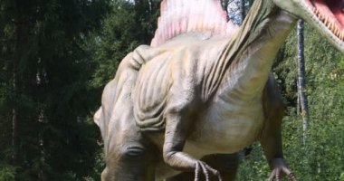 Dinozorların yeniden inşası parkın Eğitim Yolu'nda orijinal ve doğal boyuta yakındır..