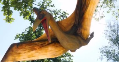Dinozorların yeniden inşası parkın Eğitim Yolu'nda orijinal ve doğal boyuta yakındır..