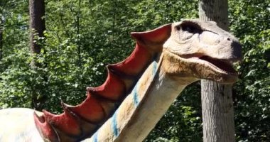 Dinozorların yeniden inşası parkın Eğitim Yolu'nda orijinal ve doğal boyuta yakındır..