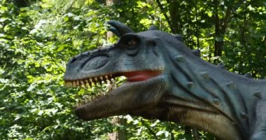 Dinozorların yeniden inşası parkın Eğitim Yolu'nda orijinal ve doğal boyuta yakındır..