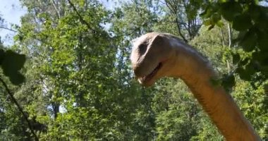 Dinozorların yeniden inşası parkın Eğitim Yolu'nda orijinal ve doğal boyuta yakındır..