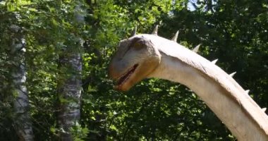 Dinozorların yeniden inşası parkın Eğitim Yolu'nda orijinal ve doğal boyuta yakındır..