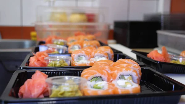 在餐馆厨房里 专业厨师手的特写镜头 戴着透明手套 制作寿司和卷曲 日本传统食品 准备过程 色拉蒙 — 图库照片