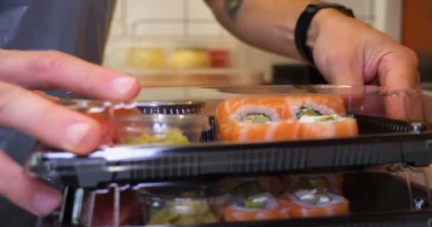 Närbild Professionell Kock Händer Transparenta Handskar Gör Sushi Och Rullar — Stockvideo