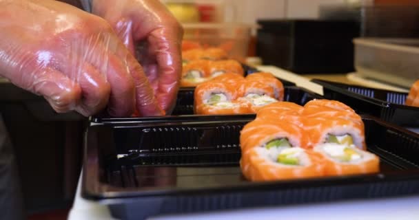 Збільшення Рук Професійного Шеф Кухаря Прозорих Рукавицях Роблять Суші Рулони — стокове відео