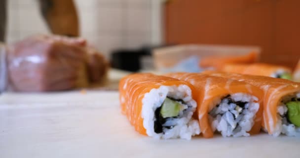 Närbild Professionell Kock Händer Transparenta Handskar Gör Sushi Och Rullar — Stockvideo