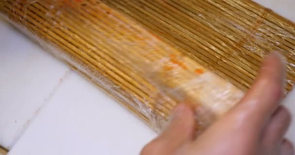 在餐馆厨房里 专业厨师手的特写镜头 戴着透明手套 制作寿司和卷曲 日本传统食品 准备过程 色拉蒙 — 图库视频影像