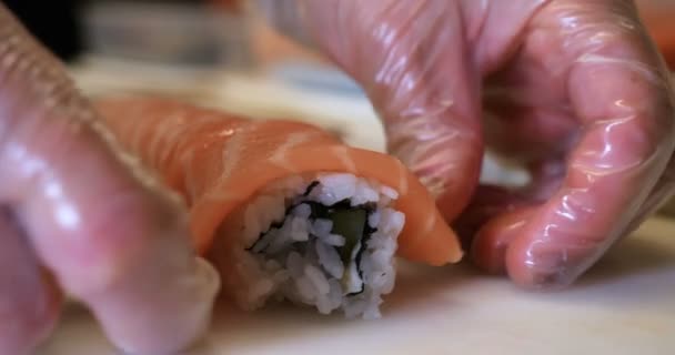 Närbild Professionell Kock Händer Transparenta Handskar Gör Sushi Och Rullar — Stockvideo