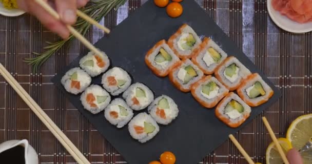 Podáváme Sadu Suši Lososem Tuňákem Kalifornskými Rolls Maki Sojové Omáčce — Stock video