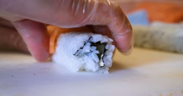 Närbild Professionell Kock Händer Transparenta Handskar Gör Sushi Och Rullar — Stockvideo