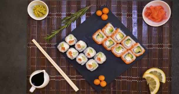 Serwowane Zestaw Sushi Łososia Tuńczyka California Rolls Maki Sos Sojowy — Wideo stockowe