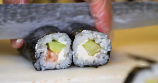 Close Mãos Chef Profissional Luvas Transparentes Fazendo Sushi Rolos Uma — Vídeo de Stock