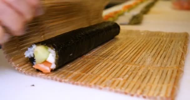 Detailní Záběr Rukou Profesionálního Kuchaře Průhledných Rukavicích Které Dělají Sushi — Stock video