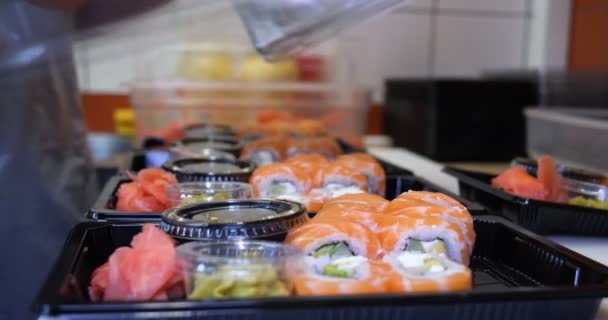 Close Mãos Chef Profissional Luvas Transparentes Fazendo Sushi Rolos Uma — Vídeo de Stock