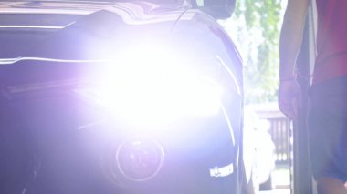 Garajda bir adam (servis istasyonunda) arabada alarmı kapatır ve sonra gider ve arabaya alır. Kavramı: yaz, otomatik, sinyaller, ışıklar, lüks sınıf.