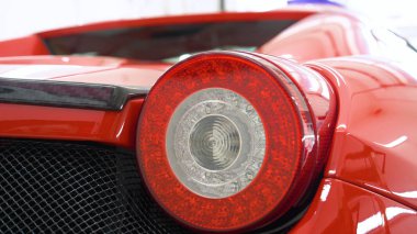 Araba merkezinde (garajda), profesyoneller yeni bir spor araba Lehçe. Lüks araba parlatma. Kavramı: yarış, spor araba, yeni, yavaş hareket, NASCAR, kırmızı, krom kaplama.