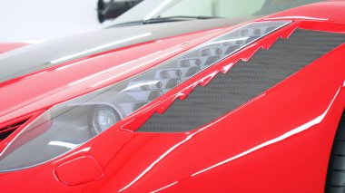 Çok yakından arabanın farklı dış gösterilir. Yeni araba parlatma ve boyama sonra. Kavramı: Ilk bak, sportif araba, Hood, çatı, tekerlekler, krom, tampon, spoiler, yavaş hareket.