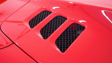 Çok yakından arabanın farklı dış gösterilir. Yeni araba parlatma ve boyama sonra. Kavramı: Ilk bak, sportif araba, Hood, çatı, tekerlekler, krom, tampon, spoiler, yavaş hareket.