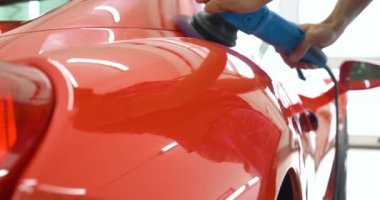 Araba merkezinde (garajda), profesyoneller yeni bir spor araba Lehçe. Lüks araba parlatma. Kavramı: yarış, spor araba, yeni, yavaş hareket, NASCAR, kırmızı, krom kaplama.