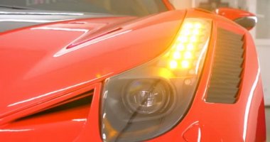 Uzaktan kumanda araba alarm sistemleri, araba otomatik alarm ve uzaktan merkezi kilit erkek el presler. Araç tuşları sürücü el araca sinyal gönderme. Kavramı: spor araba, Ilk görünüm.