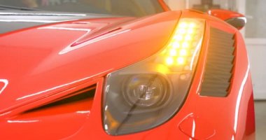 Uzaktan kumanda araba alarm sistemleri, araba otomatik alarm ve uzaktan merkezi kilit erkek el presler. Araç tuşları sürücü el araca sinyal gönderme. Kavramı: spor araba, Ilk görünüm.