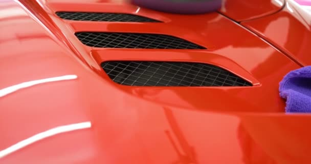 車のセンター ガレージ内 専門家は新しいスポーツカーを磨きます 高級車研磨 のコンセプト レーシング スポーツカー ニュー スローモーション ナスカー — ストック動画