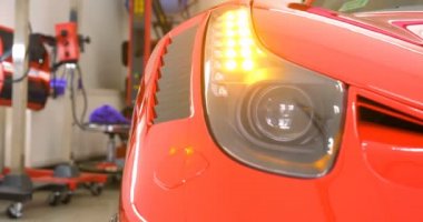 Uzaktan kumanda araba alarm sistemleri, araba otomatik alarm ve uzaktan merkezi kilit erkek el presler. Araç tuşları sürücü el araca sinyal gönderme. Kavramı: spor araba, Ilk görünüm.