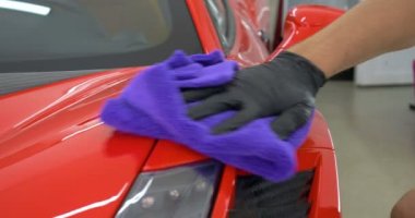 Profesyoneller iş yerinde kimyasal koruyucu giysiler giymek. Araba bakım Iş. Otomobil endüstrisi. Seramik kaplama ile araba yıkama ve kaplama işi. Arabaya vernik püskürtme.