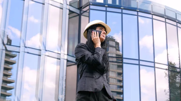 Felicidad Empresaria Llamando Por Teléfono Fondo Arquitectura Negocios Concepto Rascacielos —  Fotos de Stock