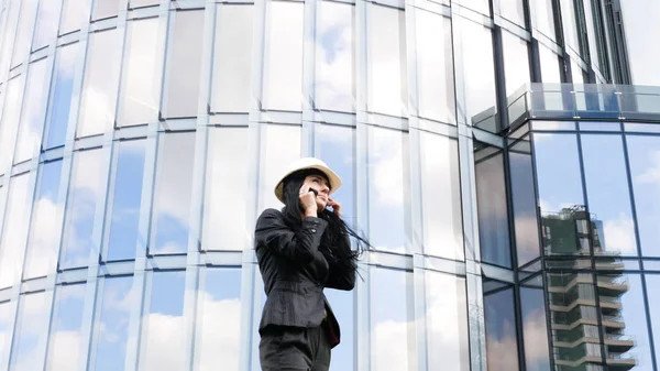 Felicità Donna Affari Chiamando Telefono Sul Background Architettura Aziendale Concetto — Foto Stock