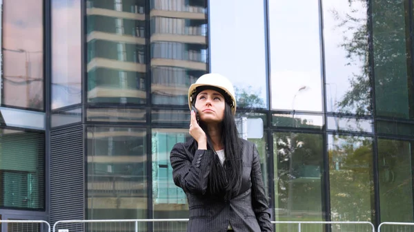 Felicidad Empresaria Llamando Por Teléfono Fondo Arquitectura Negocios Concepto Rascacielos —  Fotos de Stock