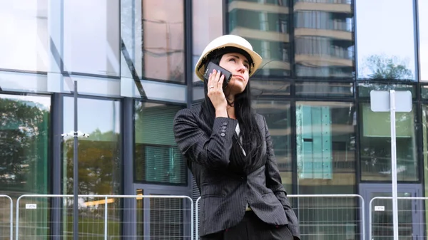 Felicidad Empresaria Llamando Por Teléfono Fondo Arquitectura Negocios Concepto Rascacielos —  Fotos de Stock