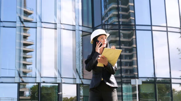 Appaltatrice Donna Casco Con Cartellina Costruzione Sviluppo Costruzione Architettura Concetto — Foto Stock