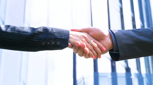 Close Businesswoman Businessman Shaking Hands Asociación Empresarial Concepto Rascacielos Oferta — Foto de Stock