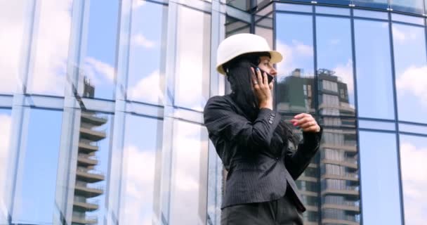 Geluk Zakenvrouw Belt Telefoon Achtergrond Van Zakelijke Architectuur Concept Skyscraper — Stockvideo