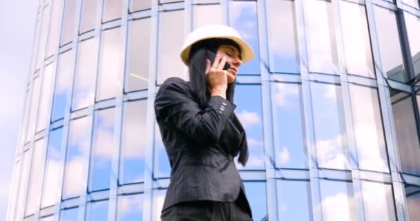 Glück Geschäftsfrau Telefonisch Auf Der Business Architektur Hintergrund Konzept Von — Stockvideo