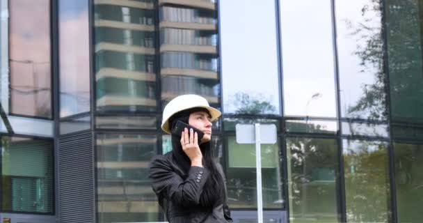 Bizneswoman Szczęścia Dzwoni Przez Telefon Tle Architektury Biznesu Pojęcie Drapacz — Wideo stockowe