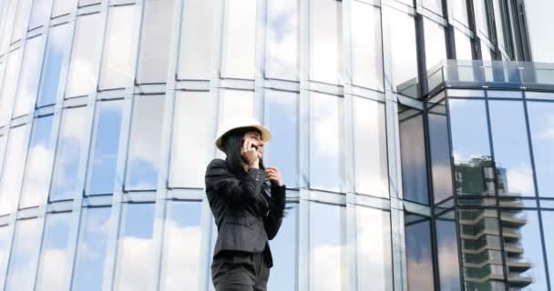 Felicità Donna Affari Chiamando Telefono Sul Background Architettura Aziendale Concetto — Video Stock