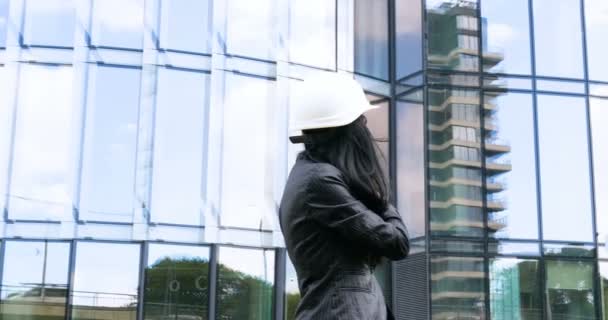 Geluk Zakenvrouw Belt Telefoon Achtergrond Van Zakelijke Architectuur Concept Skyscraper — Stockvideo