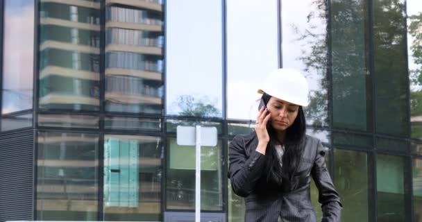 Счастье Деловая Женщина Звонит Телефону Фоне Бизнес Архитектуры Понятие Небоскрёб — стоковое видео