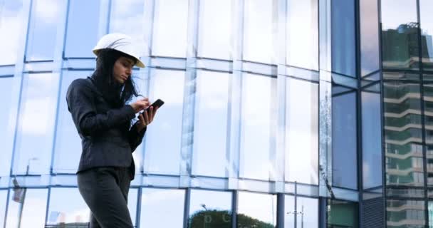 Felicità Donna Affari Chiamando Telefono Sul Background Architettura Aziendale Concetto — Video Stock