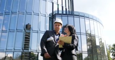 Mimarlar takımı ve inşaat sahasındaki belgeleri ve iş akışını kontrol eden bir grup mühendis. Mimari plan için işyerinde mühendis teftişi. Kadın, Erkek, Süit, İş Konsepti.