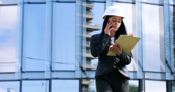 Felicidade Empresária Ligando Por Telefone Fundo Arquitetura Negócios Conceito Arranha — Vídeo de Stock