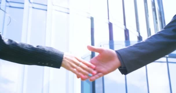 Close Businesswoman Businessman Shaking Hands Asociación Empresarial Concepto Rascacielos Oferta — Vídeos de Stock