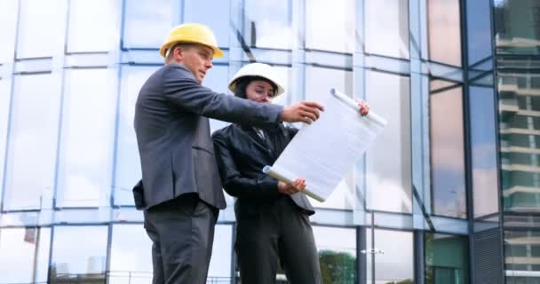 Team Von Architekten Und Ingenieuren Der Gruppe Auf Der Baustelle — Stockvideo