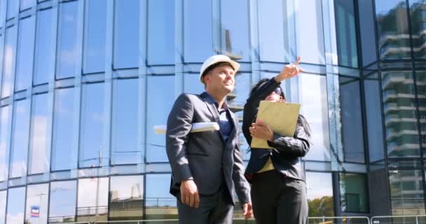 Equipe Architectes Ingénieurs Groupe Sur Site Construciton Vérifier Les Documents — Video