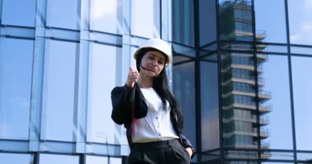 身着西装的女商人 双臂交叉 看着相机 面带微笑 摩天大楼背景 新业务 — 图库视频影像